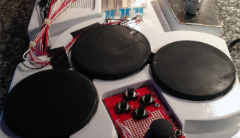Mit seinen Drumpads erinnert das Gerät kaum noch an eine herkömmliche Gitarre