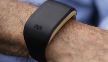 Intelligentes Armband wacht über ältere Menschen