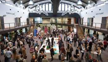 Konferenzteilnehmer bei einer Kaffeepause im World Trade Center in Grenoble