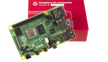 NEU: Raspberry Pi 4 (4 GB RAM).
Bild: Jack Jamar / Elektor.