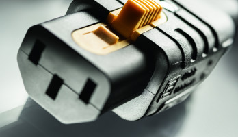 Erste wiederanschliessbare IEC-Gerätesteckdose mit V-Lock