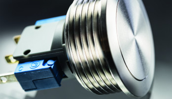 SCHURTER erweitert eMSM Metal Line-Serie um einen puristischen 24-mm-Taster in Edelstahl