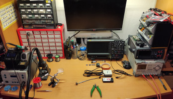 Der Ein-Raum-Arbeitsplatz eines Hardware-Ingenieurs