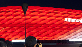 Stadion von Bayern München mit LED-Beleuchtung