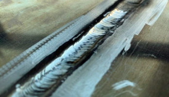 Schweißnaht bei Aluminium-Legierung 7075 erzeugt mit Schweißdraht aus AA 7075 und Titancarbid-Nanopartikeln. Bild: Oszie Tarula/UCLA