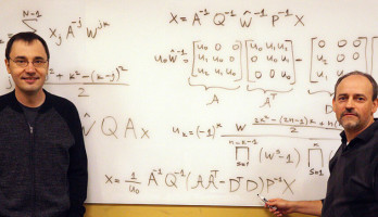 Vladimir Sukhoy (links) und Alexander Stoytchev (rechts) vor der Ableitung des ICZT-Algorithmus in strukturierter Matrixnotation. Bild: Paul Easker, Iowa State University.