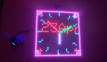 Bauen Sie eine große bunte Wanduhr mit 1024 Pixeln