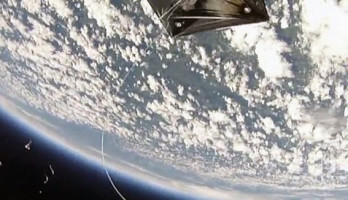 Des lycéens jouent au ballon à 30 947 m d'altitude