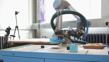Le robot-mère améliore ses créations à chaque génération.