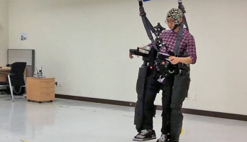 Il suffit de fixer des LED pour mettre l'exosquelette en mouvement.