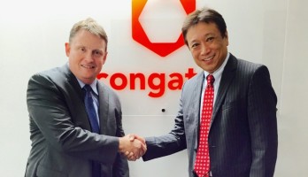 Fred Barden (gauche) accueillant Yasuyuko Tanaka comme Directeur commercial pour le Japon.