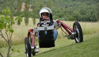 Même en dévers, le pilote reste à la verticale.