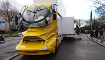 Il y a dans ce camion plus de smartphones que dans une cour de lycée