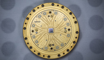 Un processeur quantique à 8-qubits produit par Rigetti Computing. Source : Rigetti Quantum Computing Inc.
