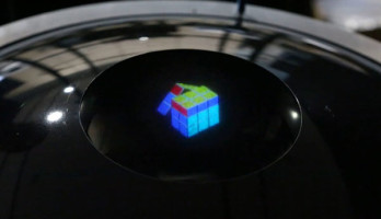 Ce petit Rubik’s cube serait le premier hologramme visible à 360°.