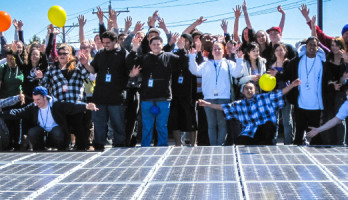 L’ONG Black Rock Solar installe des panneaux photovoltaïques dans l'école privée sous contrat Rainshadow de Reno (Nevada).