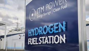 Station-service pour l’hydrogène d’ITM Power, entreprise spécialisée dans le stockage de l’énergie et les carburants propres, chargée des installations du projet hydrogène des îles Orcades. Source : Bexim sur Wikimedia, license CC BY-SA 4.0