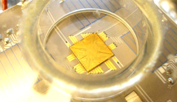 DDS : la clé du contrôle des qubits par micro-ondes chez eleQtron