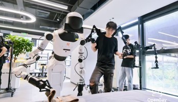 RealBOT, une architecture ouverte pour des robots humanoïdes évolutifs