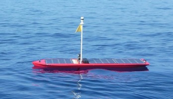 Eerste oceaanrobot met zonne- en golfvoortstuwing