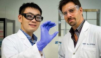 Terry Steele (rechts) en de student Gao Feng (links) hebben een elektrisch uithardende lijm ontwikkeld. Foto: Nanyang Technological University