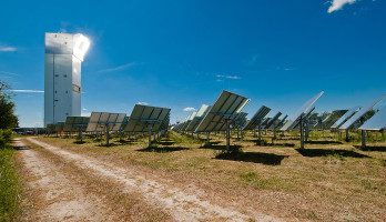 De technologie om zonnewarmte chemisch op te slaan, zal in de experimentele zonne-energiecentrale te Julich worden getest (foto: DLR).
