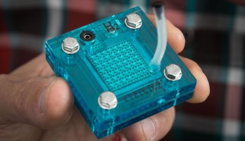 Model van de gecombineerde brandsofcel/supercondensator (foto: Reed Hutchinson/UCLA).