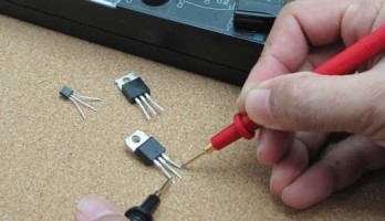 Meet de versterking van een transistor met een microcontroller