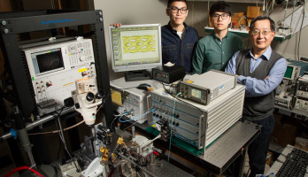 Curtis Wang, Michael Liu, Professor Milton Feng (v.l.n.r, foto: L. Brian Stauffer).