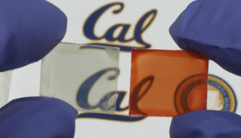 Met cesium gedoteerd perovskiet is bij kamertemperatuut transparant, maar wordt bij toenemende temperatuur donkerder (foto: Yang group).