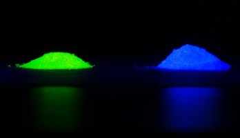 Onder invloed van UV-licht straalt de fosfor geelgroen of blauw, afhankelijk van de toegevoegde activator (foto: David Baillot / UC San Diego Jacobs School of Engineering).