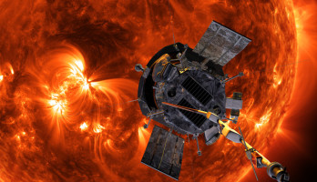 Het oppervlak van de zon (de fotosfeer) heeft een temperatuur van ongeveer 6000 graden celsius, maar het gebied waar de sonde doorheen vliegt (de corona) heeft een temperatuur van meer dan een miljoen graden. Onderzoekers willen weten waarom dat zo is (afbeelding: NASA).