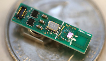 De Bluetooth-zender (rechter chip) is verbonden met een magnetische monopool-antenne (geheel rechts) die deel van de resonator uitmaakt. Het linker deel van de print dient uitsluitend testdoeleinden (foto: University of Michigan).