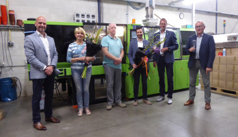 v.l.n.r.: Hans Zijlstra van Elincom, mevrouw Kildibekova en de heer de Haas van &#39;t Haasje Plastics V.O.F., Lennart Peeters directeur Metric IMS, Danny Langbroek en Michiel Wubs van Elincom