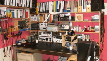 Een werkruimte voor retro radio’s en zelfbouw elektronica