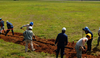 'Cable Dawgs' van het 18th Communications Squadron leggen glasvezelkabels.