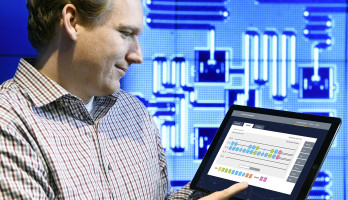 IBM’s kwantumcomputer-wetenschapper Jay Gambetta maakt via zijn tablet verbinding met de IBM Quantum Experience (Jon Simon/Feature Photo Service for IBM)