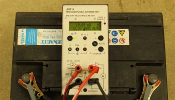 Bouw een Milliohm-meter die ook de inwendige weerstand van accu's meet