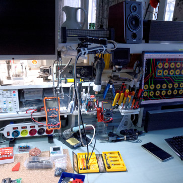 French Elektor Reader Patrick Besse’s Captivating Workspace