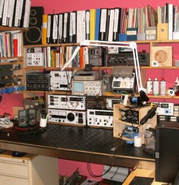 Ein Arbeitsbereich für Retro-Radio und DIY-Elektronik