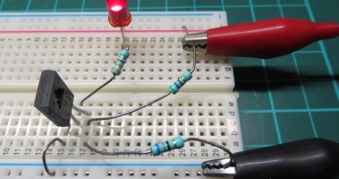 Thyristor used as a temperature sensor and switch
