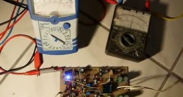 Zwei verschiedene Prototypen eines geschalteten Verstärkers für Batterie-Betrieb