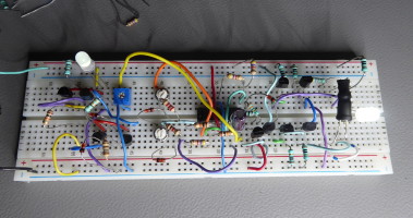 Analogue alternating linear LED fader using 2 different approaches
