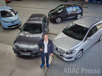 Project leader Arnulf Thiemel and the cars examined for possible owner’s privacy leaks