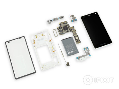 Fairphone 2 disassembled (with 1 tool). Image : iFixit