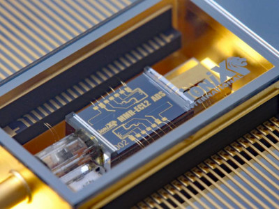 On-Chip laser with narrow 290Hz bandwidth 