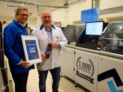 Official handover of the 1,000th VERSAFLOW 3/45 in the NOTE location Norrtälje: Peter Bohlin (right), Managing Director, NOTE Norrtelje AB, with Ersa General Sales Manager Rainer Krauss