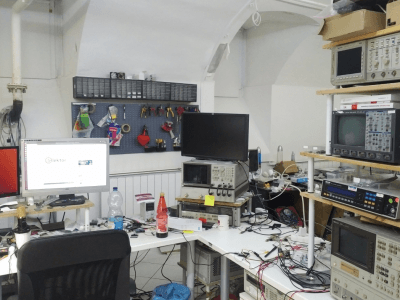 Tam Hanna&#39;s electronics workspace