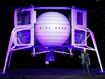 Amazon Boss Jeff Bezos Presents Lunar Lander