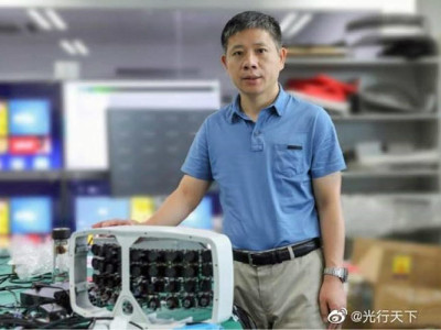 Xiaoyang Zeng in front of his ‘Super Camera’. Image: Fudan University.